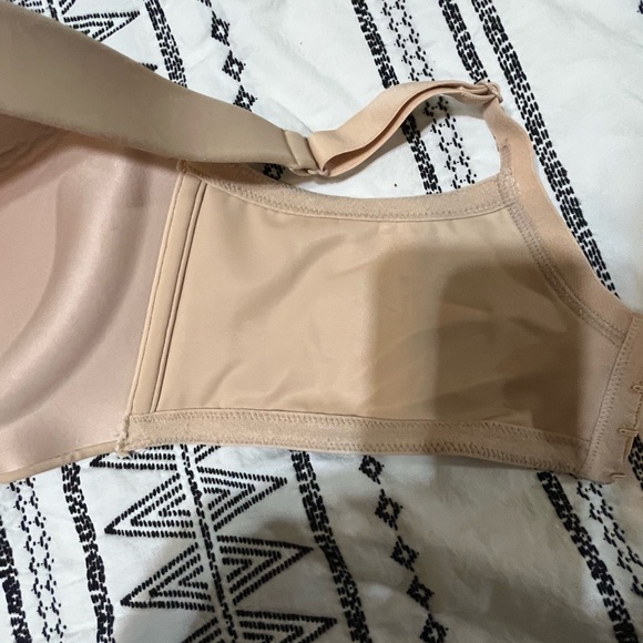 This is a wireless bra that is in excellent condition. - Picture 4 of 6